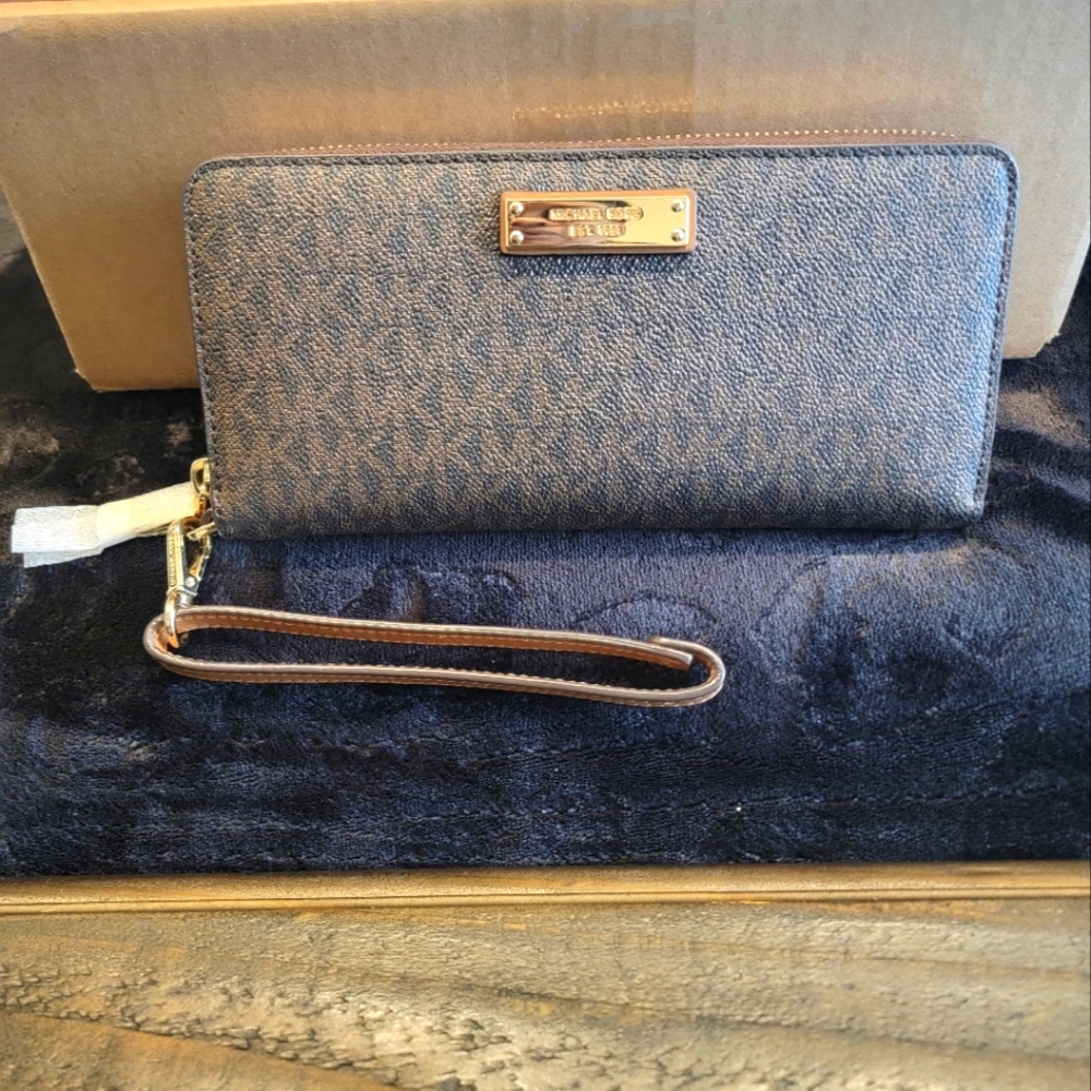 Michael Kors Jet Set Wristlet Wallet